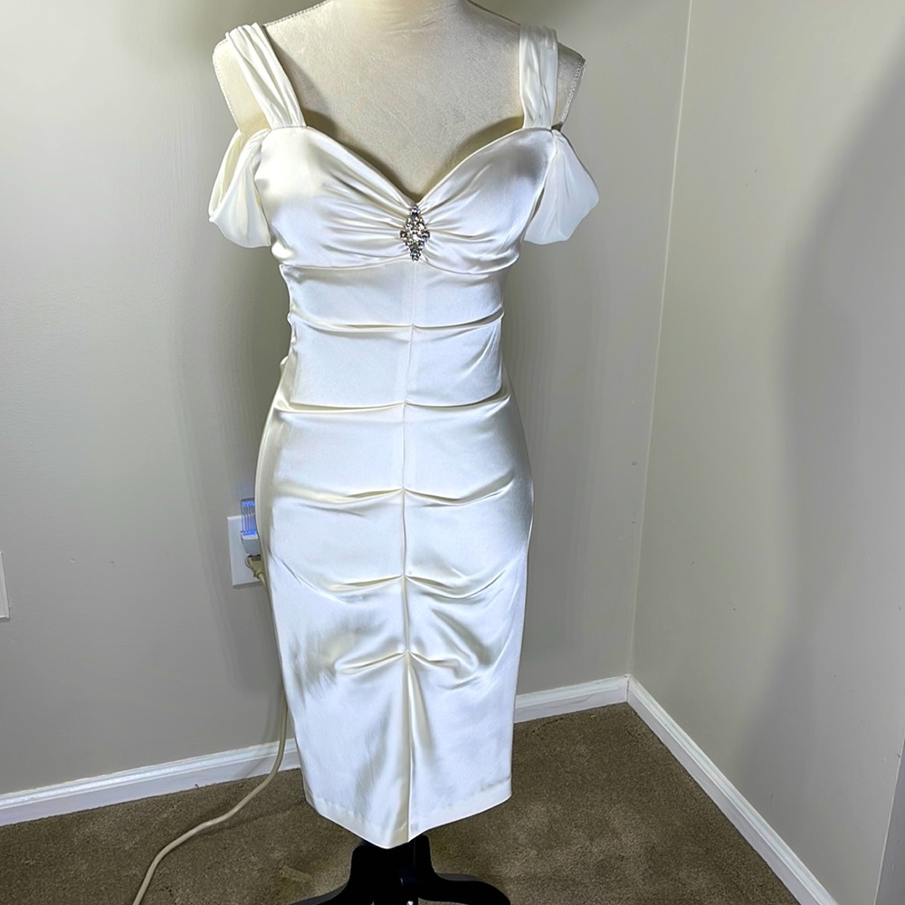 Eloquent Evening Dress, Form Fitted, Off the Shoulder Sleeves, Beautiful Detail